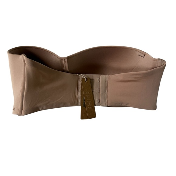 SKIMS Wireless Form Strapless Bra - Picture 4 of 7